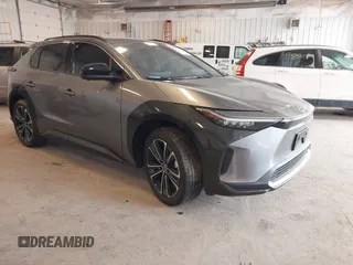 2024 Toyota bZ4X XLE z VIN JTMABACA1RA061034, wystawiony jako IAAI lot #42308018 z przebiegiem 14 905 mil mil oraz . Historia ofert i sprzedaży dostępna na DreamBid. Obrazek 1.