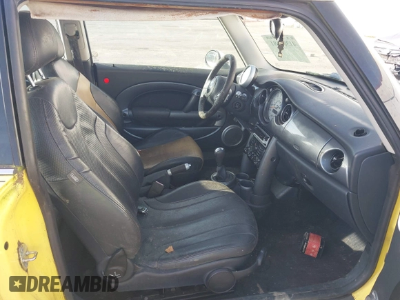 2003 MINI Hardtop z VIN WMWRC33463TE18371, wystawiony jako IAAI lot #41388681 z przebiegiem 155 077 mil mil oraz . Historia ofert i sprzedaży dostępna na DreamBid. Obrazek 5.