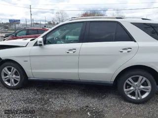 2012 Mercedes-Benz M-Class ML 350 with VIN 4JGDA5HB4CA091821, listed as a IAAI auction lot 41930636 with 152,134 mi miles. Bid and sale history available at carsss.com. Image 14.