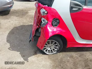 2013 Smart fortwo Passion z VIN WMEEK3BA5DK591221, wystawiony jako IAAI lot #42010853 z przebiegiem 101 953 mil mil oraz . Historia ofert i sprzedaży dostępna na DreamBid. Obrazek 6.