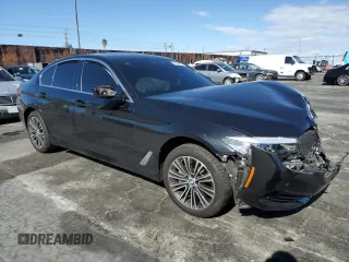 2020 BMW 5 Series 530i z VIN WBAJR3C0XLCE59997, wystawiony jako Copart lot #51541955 z przebiegiem Nie podano mil oraz Szkoda całkowita • Salvage title. Historia ofert i sprzedaży dostępna na DreamBid. Obrazek 4.