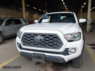 2020 Toyota Tacoma 4WD SR5 with VIN 5TFCZ5AN6LX235847, listed as a IAAI auction lot 41676928 with 77,384 mi miles. Bid and sale history available at carsss.com. Image 12.