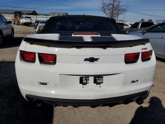 2013 Chevrolet Camaro LT z VIN 2G1FC3D30D9217897, wystawiony jako Copart lot #42090665 z przebiegiem 132 813 mil mil oraz Szkoda całkowita • Salvage title. Historia ofert i sprzedaży dostępna na DreamBid. Obrazek 6.