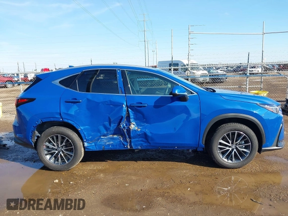 2025 Lexus NX 250 Premium z VIN 2T2GDCAZ4SC020337, wystawiony jako IAAI lot #41402339 z przebiegiem 7 657 mil mil oraz . Historia ofert i sprzedaży dostępna na DreamBid. Obrazek 14.