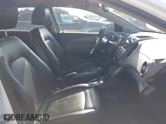 2016 Chevrolet Sonic LTZ z VIN 1G1JE5SB5G4160324, wystawiony jako IAAI lot #42162934 z przebiegiem 56 551 mil mil oraz . Historia ofert i sprzedaży dostępna na DreamBid. Obrazek 5.