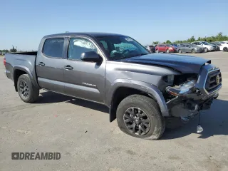 2020 Toyota Tacoma SR5 z VIN 3TMAZ5CN8LM126431, wystawiony jako Copart lot #56073545 z przebiegiem 27 612 mil mil oraz Szkoda całkowita • Salvage title. Historia ofert i sprzedaży dostępna na DreamBid. Obrazek 4.