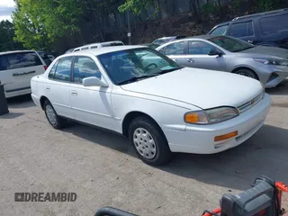 1996 Toyota Camry DX z VIN 4T1BG12K6TU770639, wystawiony jako IAAI lot #42331515 z przebiegiem 56 683 mil mil oraz . Historia ofert i sprzedaży dostępna na DreamBid. Obrazek 1.