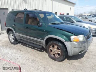 2001 Ford Escape XLT with VIN 1FMYU03141KB92083, listed as a IAAI auction lot 41840250 with 221,444 mi miles. Bid and sale history available at carsss.com. Image 1.