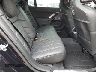 2023 BMW i7 xDrive60 z VIN WBY53EJ02PCL63724, wystawiony jako Copart lot #86049074 z przebiegiem 46 865 mil mil oraz Szkody całkowita. Historia ofert i sprzedaży dostępna na DreamBid. Obrazek 10.