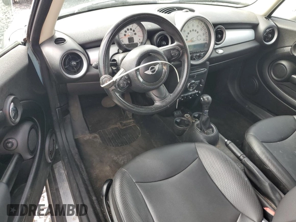 2013 MINI Hardtop z VIN WMWSU3C52DT680586, wystawiony jako Copart lot #59021355 z przebiegiem 208 323 mil mil oraz Czysty tytuł • Clean title. Historia ofert i sprzedaży dostępna na DreamBid. Obrazek 8.