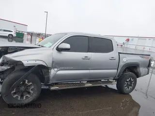 2020 Toyota Tacoma SR5 z VIN 3TMCZ5AN9LM290069, wystawiony jako IAAI lot #41938380 z przebiegiem 131 439 mil mil oraz . Historia ofert i sprzedaży dostępna na DreamBid. Obrazek 14.