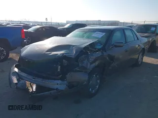 2002 Cadillac DeVille DHS z VIN 1G6KE57Y52U283531, wystawiony jako IAAI lot #41640930 z przebiegiem 94 435 mil mil oraz . Historia ofert i sprzedaży dostępna na DreamBid. Obrazek 2.