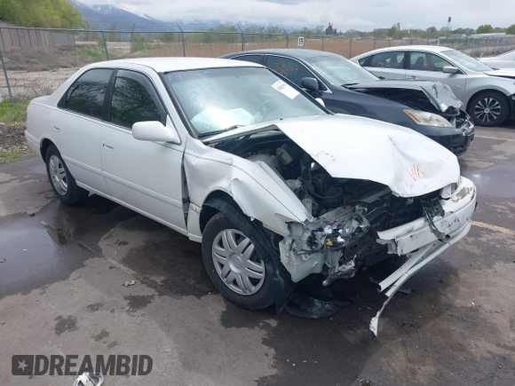 2001 Toyota Camry CE with VIN JT2BG22K210571000, listed as a IAAI auction lot 42061153 with 203,182 mi miles. Bid and sale history available at carsss.com. Image 1.