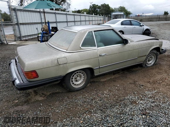 1982 Mercedes-Benz 380 SL z VIN WDBBA45A7CB016184, wystawiony jako Copart lot #72085954 z przebiegiem 251 411 mil mil oraz Szkoda całkowita • Salvage title. Historia ofert i sprzedaży dostępna na DreamBid. Obrazek 3.