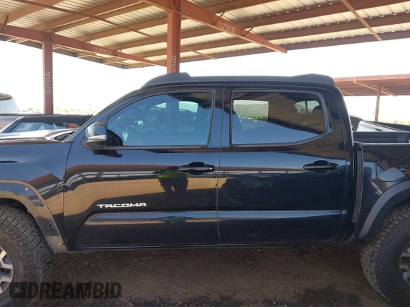2017 Toyota Tacoma SR5 z VIN 3TMCZ5AN0HM110825, wystawiony jako IAAI lot #42297408 z przebiegiem 126 769 mil mil oraz . Historia ofert i sprzedaży dostępna na DreamBid. Obrazek 14.