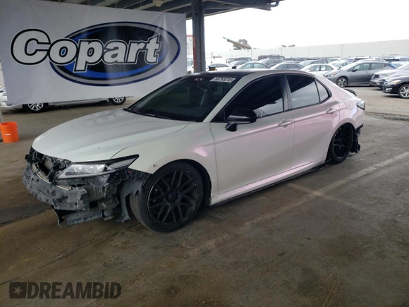 2018 Toyota Camry LE z VIN JTNB11HK8J3025709, wystawiony jako Copart lot #56763315 z przebiegiem 157 941 mil mil oraz Szkoda całkowita • Salvage title. Historia ofert i sprzedaży dostępna na DreamBid. Obrazek 1.