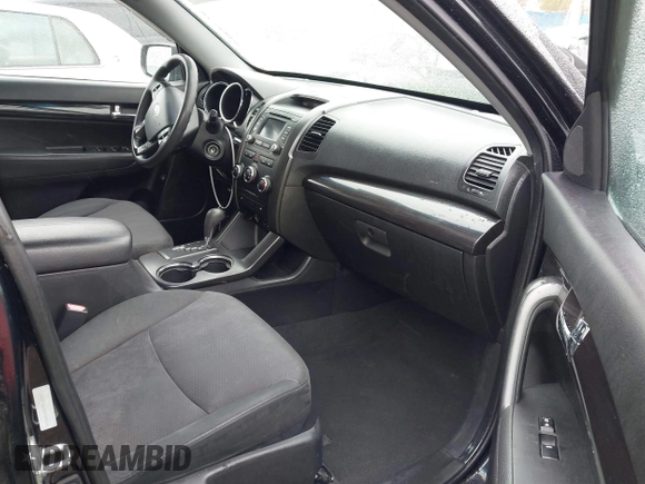 2013 Kia Sorento LX z VIN 5XYKT3A68DG388695, wystawiony jako IAAI lot #41809229 z przebiegiem 157 966 mil mil oraz . Historia ofert i sprzedaży dostępna na DreamBid. Obrazek 5.