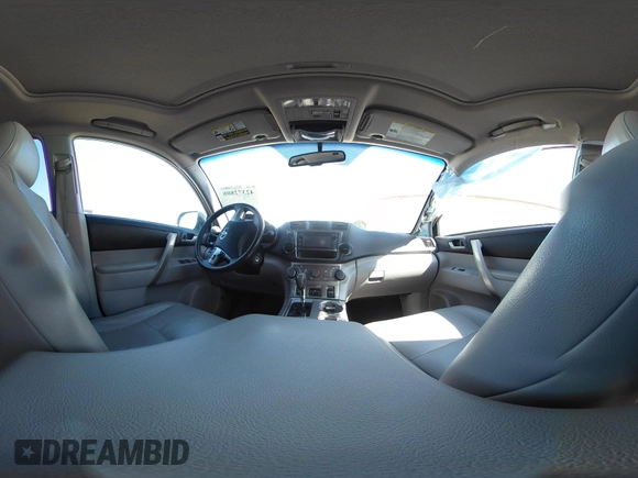 2013 Toyota Highlander z VIN 5TDZK3EH7DS127798, wystawiony jako IAAI lot #42372808 z przebiegiem 176 190 mil mil oraz . Historia ofert i sprzedaży dostępna na DreamBid. Obrazek 21.