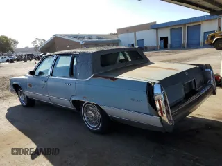 1990 Cadillac Brougham z VIN 1G6DW54Y6LR704123, wystawiony jako Copart lot #57709315 z przebiegiem 118 122 mil mil oraz Tytuł czysty. Historia ofert i sprzedaży dostępna na DreamBid. Obrazek 2.