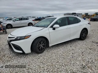 2022 Toyota Camry SE with VIN 4T1G11AK5NU624163, listed as a Copart auction lot 50743215 with 30,773 mi miles and Salvage Title. Bid and sale history available at carsss.com. Image 1.