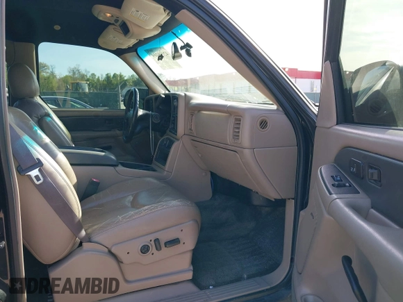 2003 Chevrolet Avalanche with VIN 3GNEK13T33G332498, listed as a IAAI auction lot 42060369 with 176,196 mi miles. Bid and sale history available at carsss.com. Image 5.