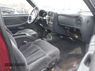 2000 Chevrolet Blazer LT z VIN 1GNDT13W2Y2163805, wystawiony jako IAAI lot #41537780 z przebiegiem 170 527 mil mil oraz . Historia ofert i sprzedaży dostępna na DreamBid. Obrazek 5.