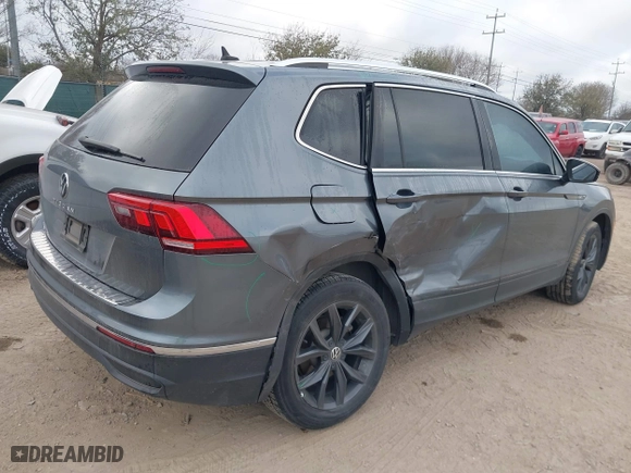 2022 Volkswagen Tiguan SE with VIN 3VV3B7AX6NM138286, listed as a IAAI auction lot 41642157 with 34,096 mi miles. Bid and sale history available at carsss.com. Image 4.