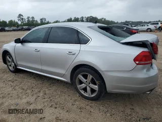 2013 Volkswagen Passat SE z VIN 1VWBH7A37DC083799, wystawiony jako Copart lot #55796875 z przebiegiem 111 747 mil mil oraz Szkoda całkowita • Salvage title. Historia ofert i sprzedaży dostępna na DreamBid. Obrazek 2.