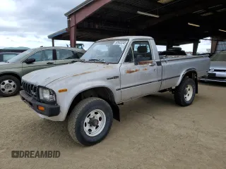 1983 Toyota Pickup z VIN JT4RN48S2D0070935, wystawiony jako Copart lot #50933245 z przebiegiem 50 699 mil mil oraz Czysty tytuł • Clean title. Historia ofert i sprzedaży dostępna na DreamBid. Obrazek 1.