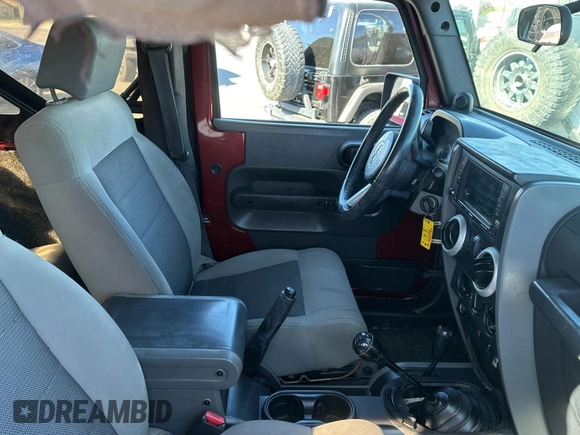 2010 Jeep Wrangler Sahara z VIN 1J4AA5D15AL154750, wystawiony jako Copart lot #55258735 z przebiegiem 157 811 mil mil oraz Czysty tytuł • Clean title. Historia ofert i sprzedaży dostępna na DreamBid. Obrazek 5.