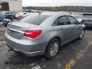 2014 Chrysler 200 LX z VIN 1C3CCBAB3EN207979, wystawiony jako IAAI lot #40997988 z przebiegiem 120 198 mil mil oraz . Historia ofert i sprzedaży dostępna na DreamBid. Obrazek 4.