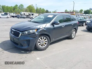 2020 Kia Sorento LX z VIN 5XYPGDA58LG618502, wystawiony jako IAAI lot #42017262 z przebiegiem 127 702 mil mil oraz . Historia ofert i sprzedaży dostępna na DreamBid. Obrazek 2.