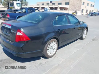 2012 Ford Fusion Hybrid z VIN 3FADP0L3XCR408261, wystawiony jako IAAI lot #42781210 z przebiegiem 281 961 mil mil oraz . Historia ofert i sprzedaży dostępna na DreamBid. Obrazek 4.