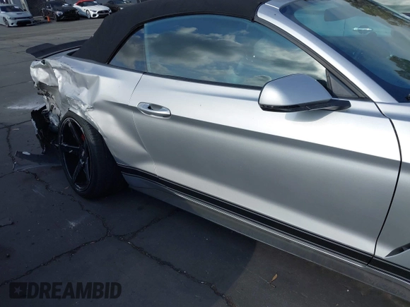 2018 Ford Mustang GT Premium z VIN 1FATP8FF3J5155512, wystawiony jako IAAI lot #42136242 z przebiegiem 94 230 mil mil oraz . Historia ofert i sprzedaży dostępna na DreamBid. Obrazek 13.