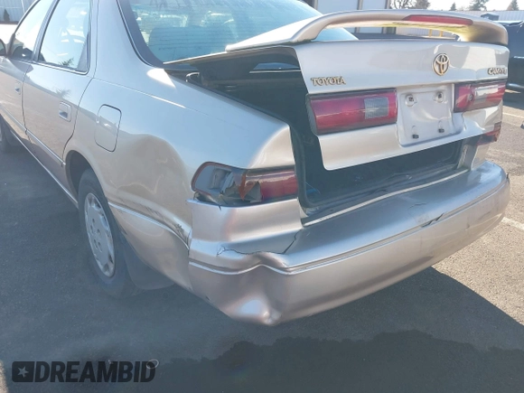 1998 Toyota Camry LE z VIN JT2BG22K3W0151088, wystawiony jako IAAI lot #41429977 z przebiegiem 435 394 mil mil oraz . Historia ofert i sprzedaży dostępna na DreamBid. Obrazek 6.
