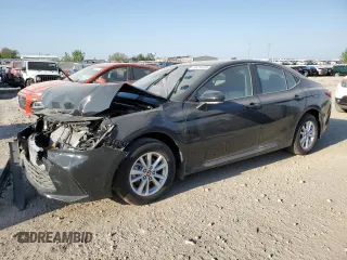 2025 Toyota Camry LE z VIN 4T1DBADK2SU012882, wystawiony jako Copart lot #49620025 z przebiegiem 2 439 mil mil oraz Szkoda całkowita • Salvage title. Historia ofert i sprzedaży dostępna na DreamBid. Obrazek 1.
