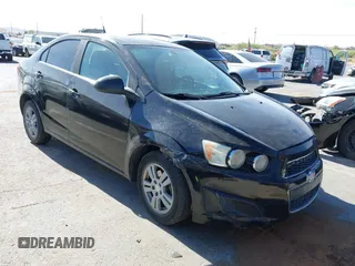 2014 Chevrolet Sonic LT z VIN 1G1JC5SH5E4224501, wystawiony jako IAAI lot #42275218 z przebiegiem 119 370 mil mil oraz . Historia ofert i sprzedaży dostępna na DreamBid. Obrazek 1.