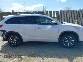2017 Toyota Highlander XLE z VIN 5TDJZRFH4HS453655, wystawiony jako IAAI lot #41806202 z przebiegiem 152 567 mil mil oraz . Historia ofert i sprzedaży dostępna na DreamBid. Obrazek 13.