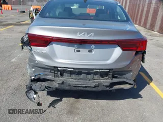 2023 Kia Forte LXS z VIN 3KPF24AD1PE621214, wystawiony jako IAAI lot #41970298 z przebiegiem 35 996 mil mil oraz . Historia ofert i sprzedaży dostępna na DreamBid. Obrazek 16.