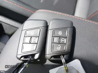 2024 Volkswagen Tiguan Wolfsburg Edition z VIN 3VV6B7AX1RM215178, wystawiony jako IAAI lot #42080886 z przebiegiem 6 914 mil mil oraz . Historia ofert i sprzedaży dostępna na DreamBid. Obrazek 11.
