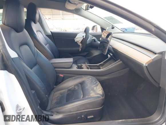 2020 Tesla Model 3 Standard Range Plus z VIN 5YJ3E1EA1LF660611, wystawiony jako IAAI lot #41856495 z przebiegiem 141 086 mil mil oraz . Historia ofert i sprzedaży dostępna na DreamBid. Obrazek 5.