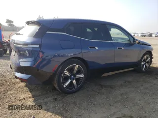 2022 BMW iX xDrive50 z VIN WB523CF08NCK55313, wystawiony jako Copart lot #47617474 z przebiegiem 22 610 mil mil oraz . Historia ofert i sprzedaży dostępna na DreamBid. Obrazek 3.