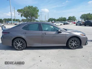 2024 Toyota Camry SE z VIN 4T1G11AK8RU901040, wystawiony jako IAAI lot #41977610 z przebiegiem 12 694 mil mil oraz . Historia ofert i sprzedaży dostępna na DreamBid. Obrazek 13.