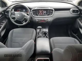 2019 Kia Sorento LX z VIN 5XYPG4A52KG489297, wystawiony jako Copart lot #58671535 z przebiegiem 108 750 mil mil oraz Czysty tytuł • Clean title. Historia ofert i sprzedaży dostępna na DreamBid. Obrazek 8.