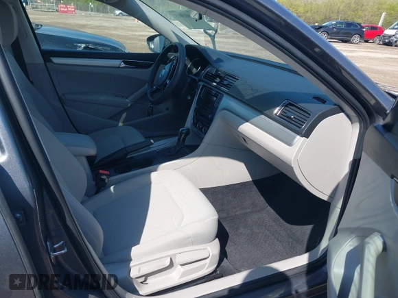 2018 Volkswagen Passat S z VIN 1VWAA7A35JC031938, wystawiony jako IAAI lot #42001015 z przebiegiem 109 450 mil mil oraz . Historia ofert i sprzedaży dostępna na DreamBid. Obrazek 5.