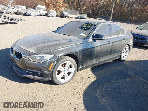 2018 BMW 3 Series 330i xDrive z VIN WBA8D9C51JEM33122, wystawiony jako IAAI lot #40811372 z przebiegiem 48 461 mil mil oraz . Historia ofert i sprzedaży dostępna na DreamBid. Obrazek 2.