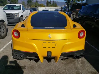 2014 Ferrari F12 z VIN ZFF74UHT5E0203242, wystawiony jako Copart lot #39032483 z przebiegiem 7926 mil mil oraz Szkody całkowita. Historia ofert i sprzedaży dostępna na DreamBid. Obrazek 6.