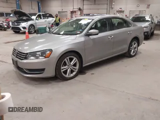 2014 Volkswagen Passat SE z VIN 1VWBT7A31EC102802, wystawiony jako IAAI lot #41344543 z przebiegiem 106 758 mil mil oraz . Historia ofert i sprzedaży dostępna na DreamBid. Obrazek 2.