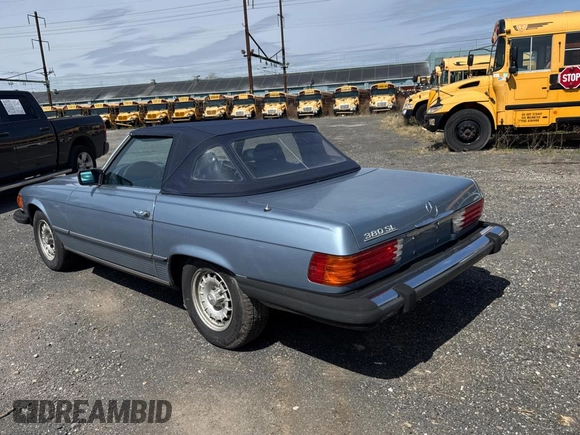 1985 Mercedes-Benz 380 z VIN WDBBA45C0FA019441, wystawiony jako Copart lot #51792005 z przebiegiem 83 718 mil mil oraz Czysty tytuł • Clean title. Historia ofert i sprzedaży dostępna na DreamBid. Obrazek 3.