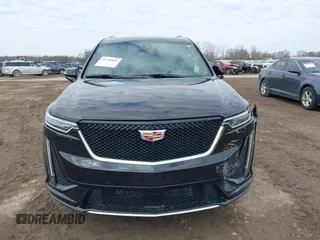 2024 Cadillac XT6 AWD Sport z VIN 1GYKPHRS8RZ750238, wystawiony jako IAAI lot #41769814 z przebiegiem 3600 mil mil oraz . Historia ofert i sprzedaży dostępna na DreamBid. Obrazek 13.